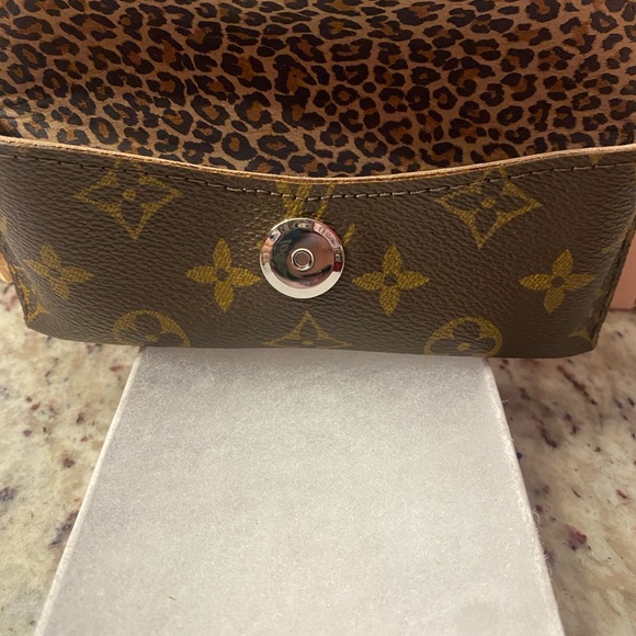 SPARK*L BAND LV SUNGLASSES CASE - Picture 2 of 7